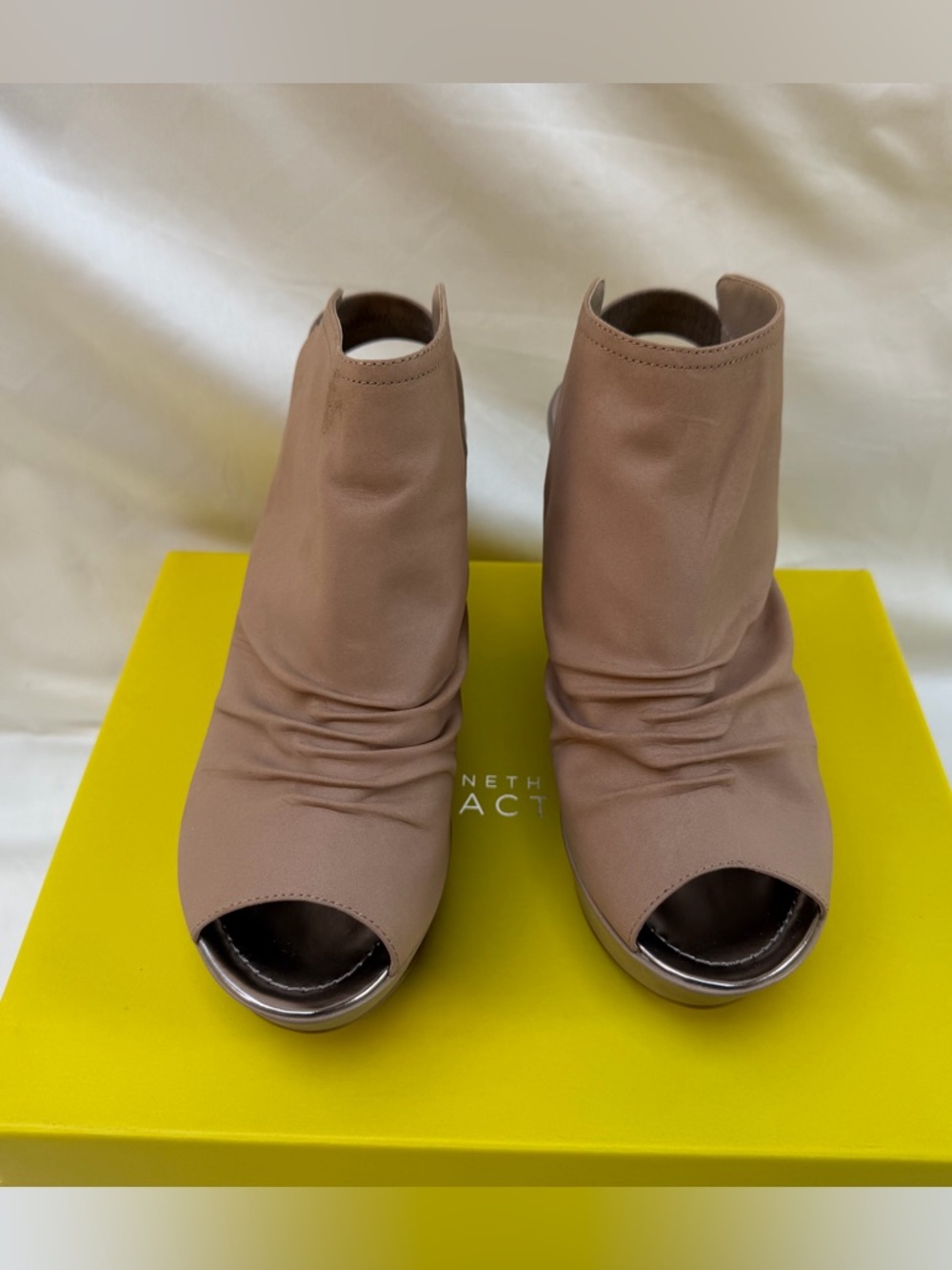 Kenneth Cole Reaction Sole Search Leather Peep Toe Wedge Shooties Taupe Size 8 - Picture 12 of 12